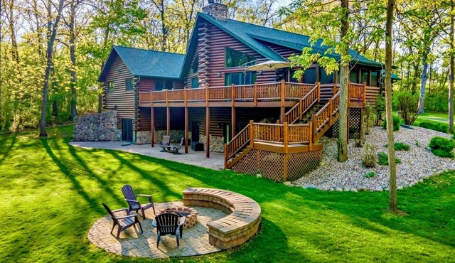 The Lodge: 5 Acre Private Log Home & Resort
