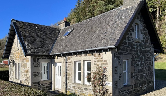 The Lodge - a lodge that sleeps 6 guests in 3 bedrooms