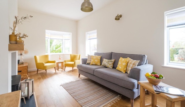 The Lodge, Aldringham - sleeps 4 guests in 2 bedrooms