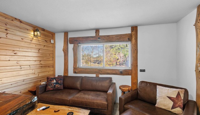 "The Lodge"- APT w/Loft Bedroom, Walnut Bar, Quiet Setting, Covered Parking
