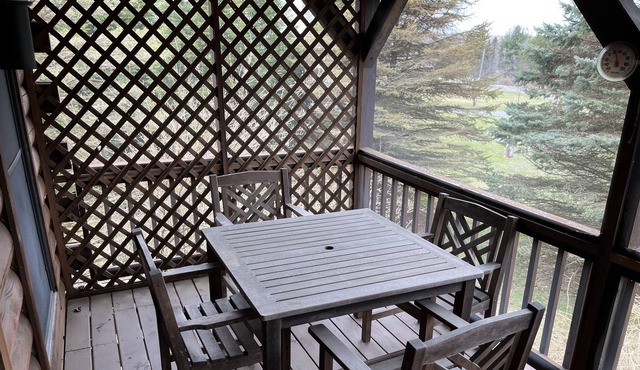 The Lodge at Bear Creek Lake/Your Log Cabin Escape