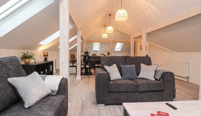 THE LODGE AT BRIDGEWAY, pet friendly, with a garden in Whalley