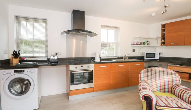 THE LODGE AT CROSS COTTAGE, romantic in Holt, North Wales