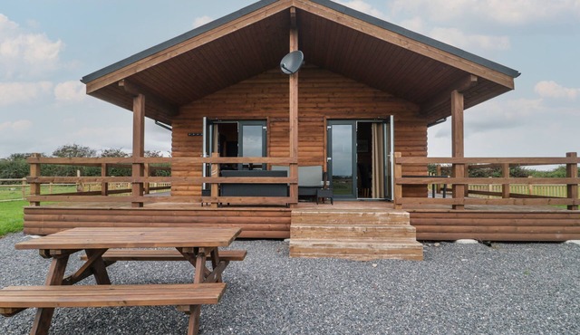 THE LODGE AT CROSSROADS FARM, pet friendly in Middlezoy