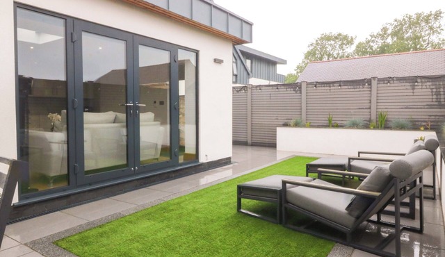 THE LODGE AT DAFARN NEWYDD, romantic, with a garden in Llangefni