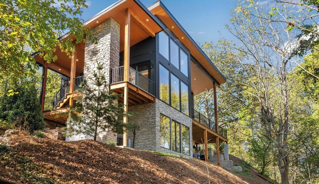 The Lodge at Marble Creek. Modern Cabin Retreat/Hot tub/Sauna/Creek Access