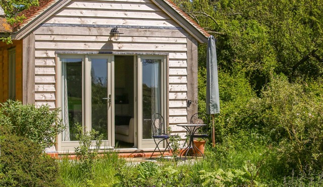 THE LODGE AT MORTONS, romantic, luxury holiday cottage in Malmesbury