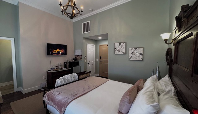 The Lodge at Old City Hall, Branner Room, Queen Bed