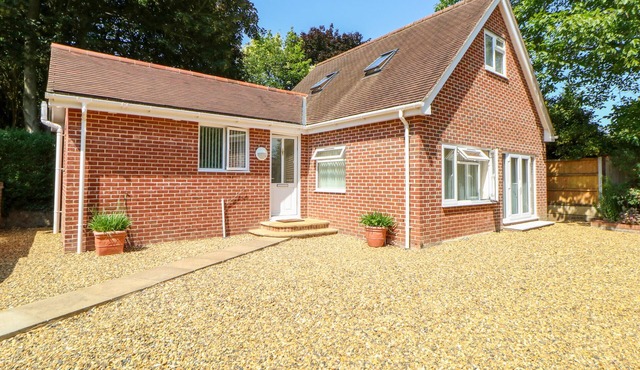 THE LODGE AT ORCHARD HOUSE, with a garden in Norwich