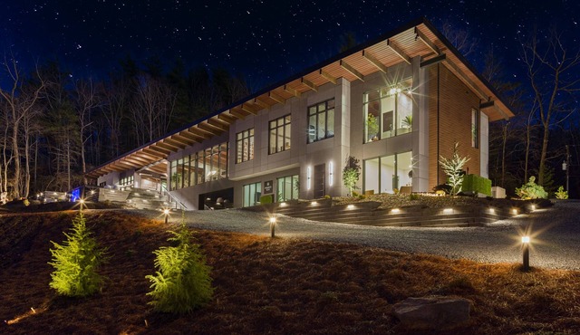 The Lodge at Pinhoti Peak - Modern Mountain Cabin