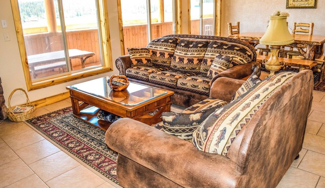 The Lodge at Duck Creek: BEAR'S DEN SUITE