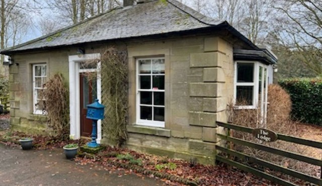 The Lodge- charming cottage on private country house estate