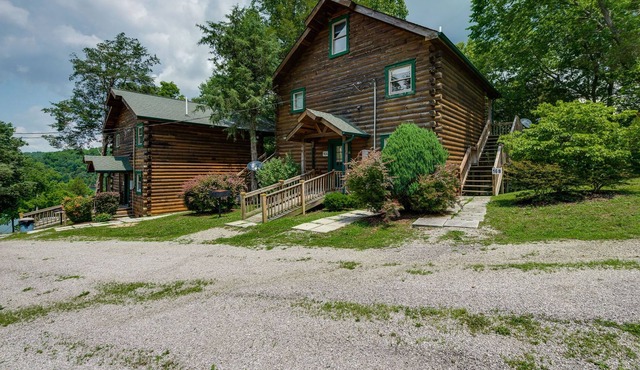 The Lodge-Cab.16 at MC Marina on Dale Hollow Lake near Standing Stone State Park