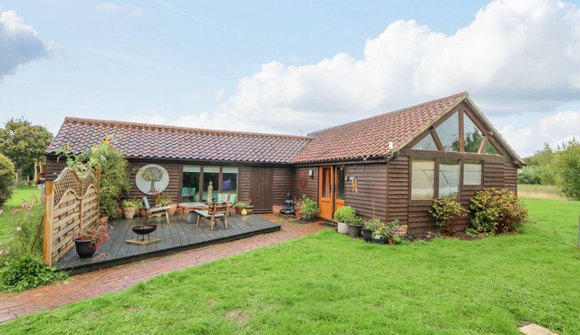 THE LODGE, character holiday cottage, with open fire in Catfield