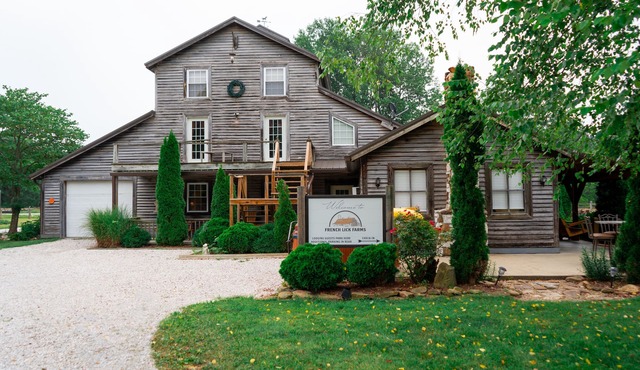 The Lodge - Cozy farm stay with hot tub & breathtaking views 10 min to FL & WBS