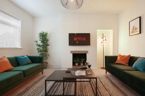 The Lodge - comfortable, stylish, 3 bedroom home with 3-6 beds near Utilita Arena - free parking