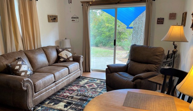 " The Lodge" Cottage on edge of town w/ Scenic View