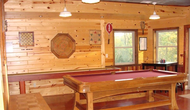 The Lodge - Custom Cabin Nestled in the Woods close to Decorah