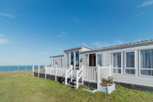 The Lodge -Exceptional Value! Modern 2-Bed Lodge with Stunning Sea Views