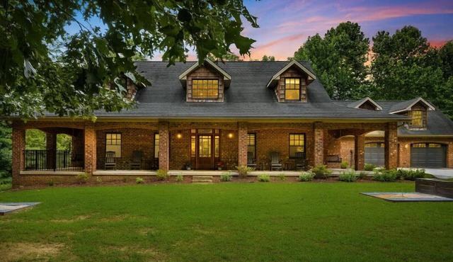 The Lodge · Game Room, Hot Tub, Fire Pit, Gym