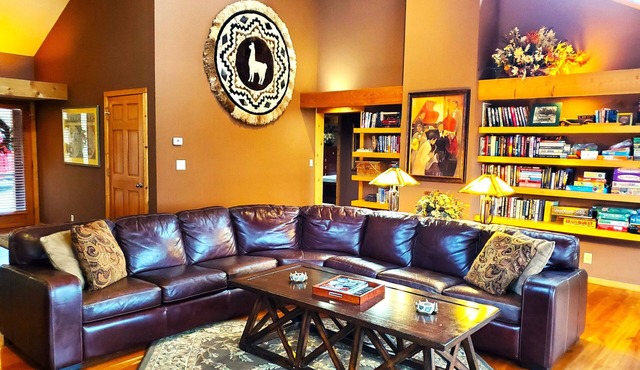 The Lodge: Gorgeous Wooded Retreat on Pristine North Pipe Lake, Hot Tub