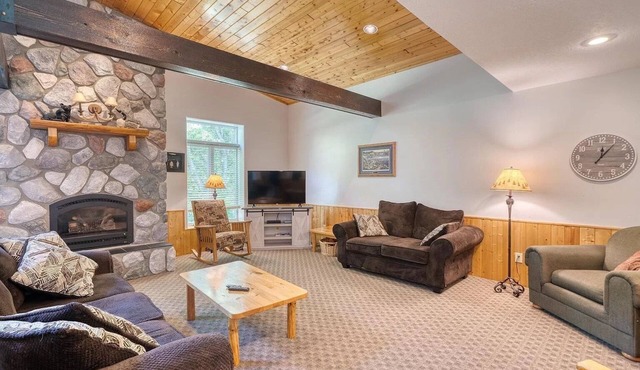The Lodge: Hot Tub Fireplace RiverFront Pet Friendly Cabin