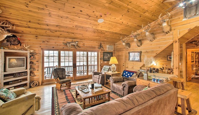 ‘The Lodge’ in Powersville w/Game Room & Fire Pit