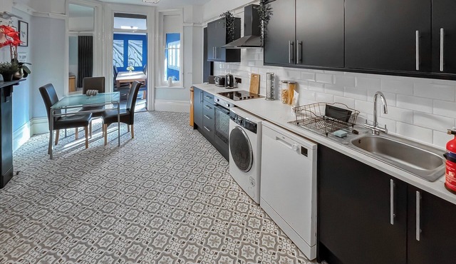 The lodge is just a short walk from Margate’s beautiful beaches and iconic attractions.