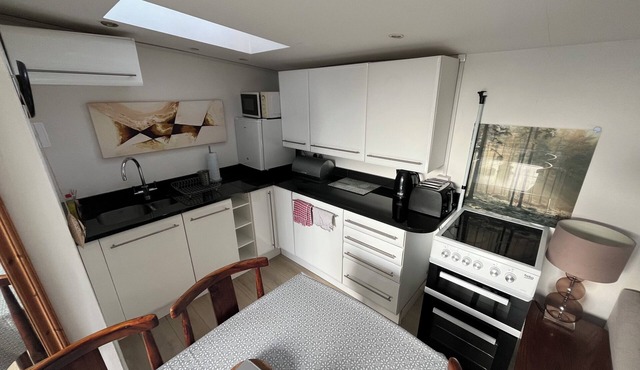 The Lodge Leckhampton - great studio accommodation for 4!