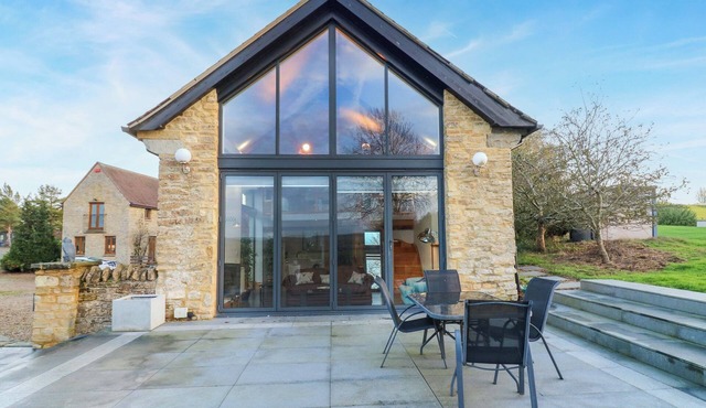 THE LODGE @ LODGE FARM, pet friendly, with pool in Harrold