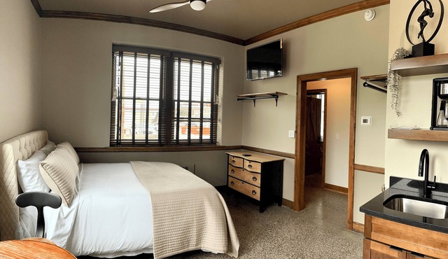 The Lodge- Lombardi Suite