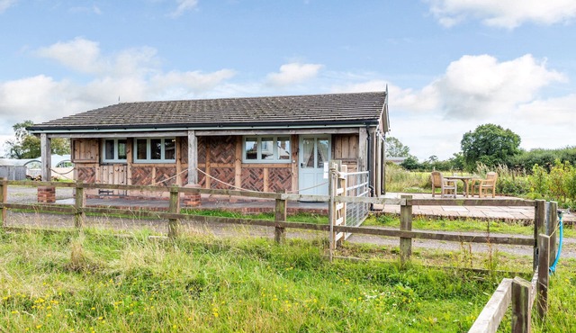THE LODGE, luxury holiday cottage, with a garden in Chester