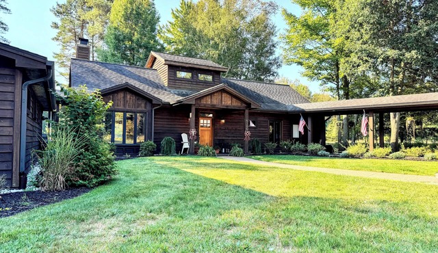 The Lodge- Luxury Lakefront Retreat