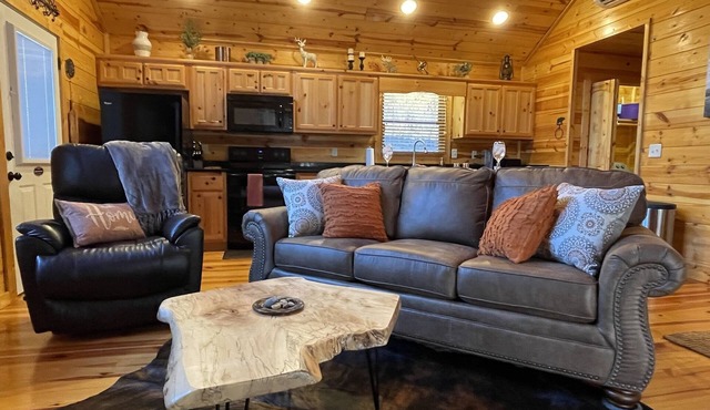 ★ The LODGE ★ No Clean Fee ★ Private Retreat w/Adjustable KING Bed
