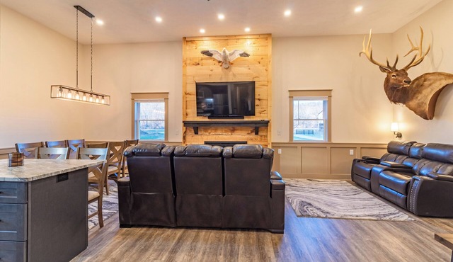“The” Lodge of Adams County is a Charming 2-bedroom house in Blue Creek with AC