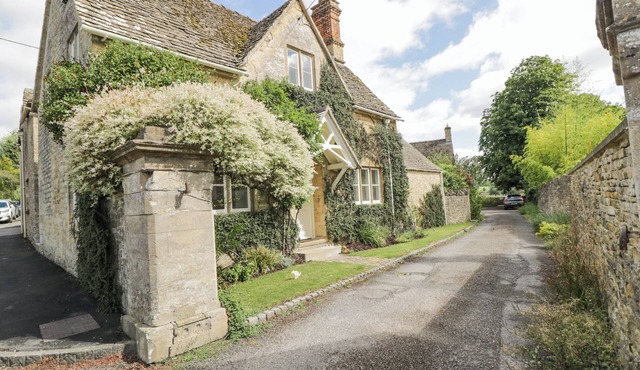 THE LODGE, pet friendly, character holiday cottage in Coln St Aldwyns