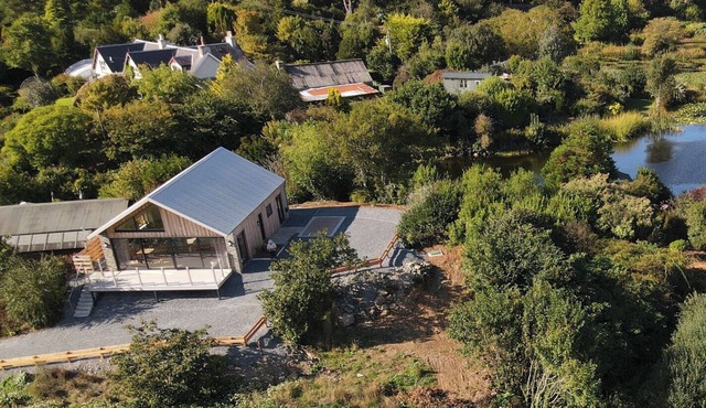 THE LODGE, pet friendly, character holiday cottage in Glenluce