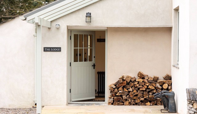 THE LODGE, pet friendly, country holiday cottage in Newby Bridge