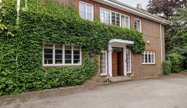 THE LODGE, pet friendly, luxury holiday cottage in Grantham