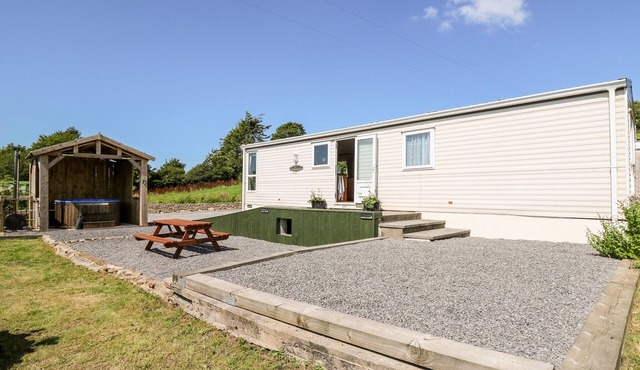 THE LODGE, pet friendly, country holiday cottage in Pontyates