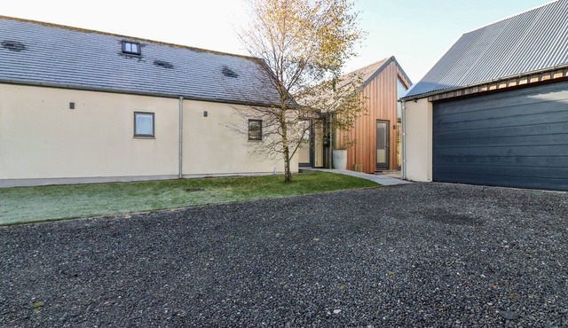 THE LODGE, pet friendly, with open fire in Westhill