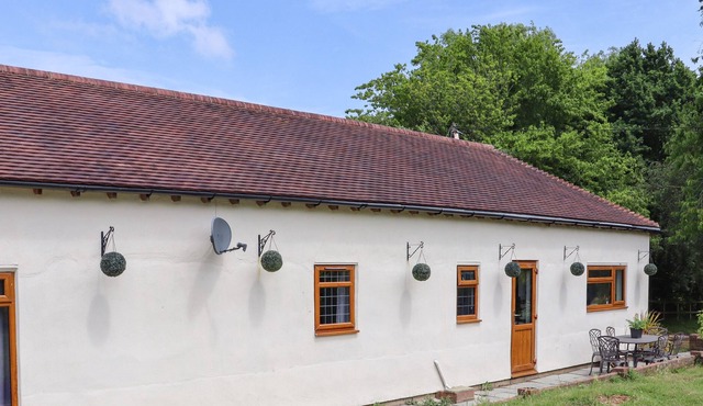 THE LODGE, pet friendly, character holiday cottage in Broad Oak