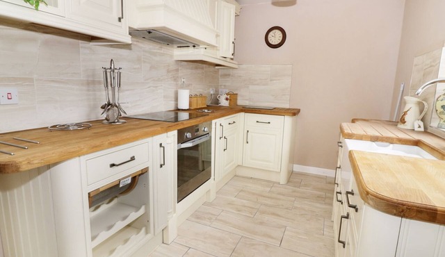 THE LODGE, pet friendly, with open fire in Brandon