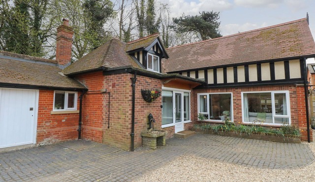 THE LODGE, pet friendly, with open fire in Hoveton & Wroxham