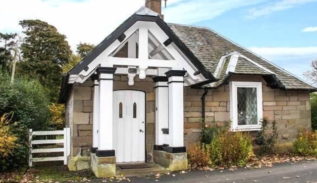 THE LODGE, pet friendly, with open fire in Berwick-Upon-Tweed
