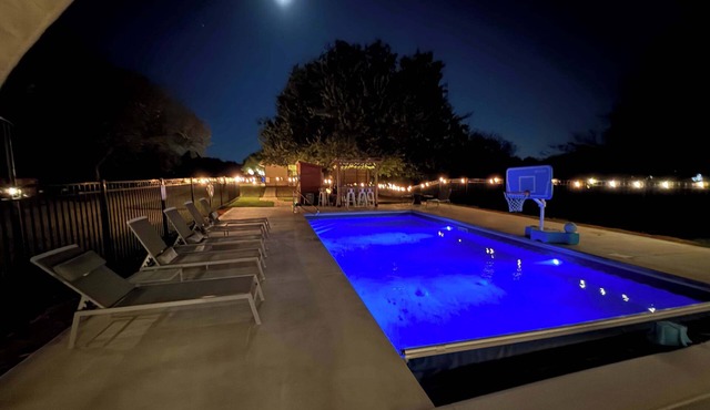 The Lodge-pool-Hot tub-7 BR, 6BA, dine 24,sleep 30