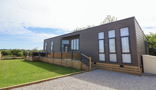 THE LODGE @ RACECOURSE HOUSE, family friendly in Holywell