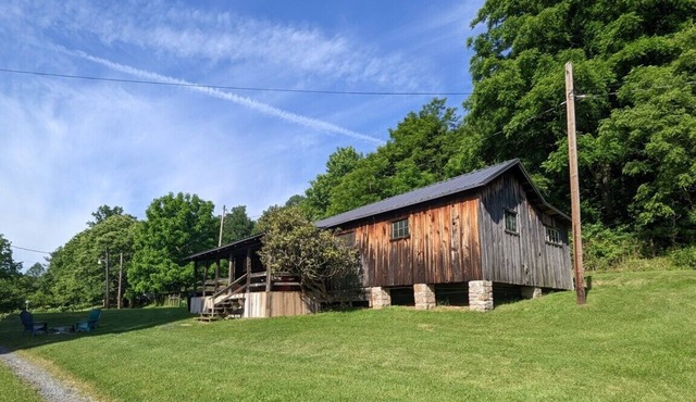 The Lodge: Restored Rustic 2 Bedroom On The River