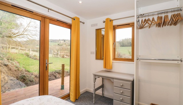 THE LODGE, romantic, with a garden in Bitton