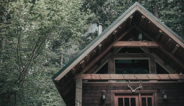 The Lodge @ SkyCamp: Cozy cabin with hot tub 15min from Stevens Pass